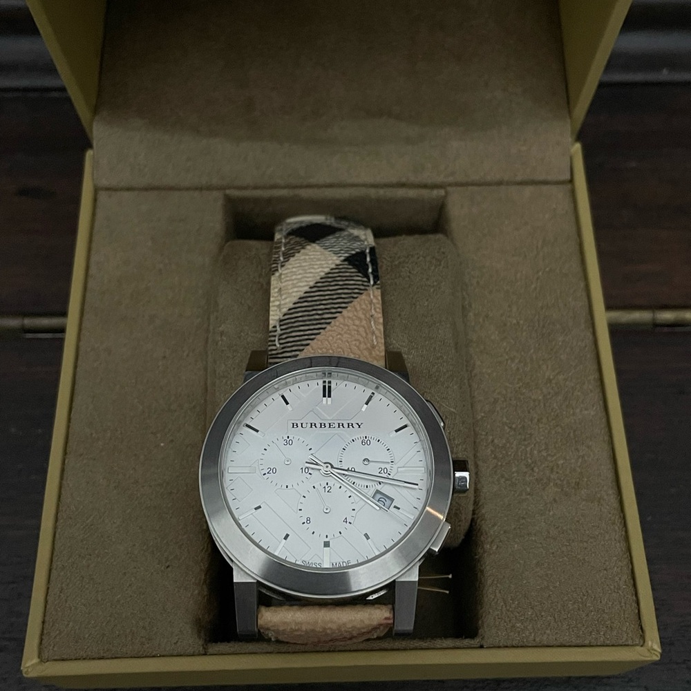 NEwBurberry Silver Watch Accessories Unisex Complete with Box and Manual.